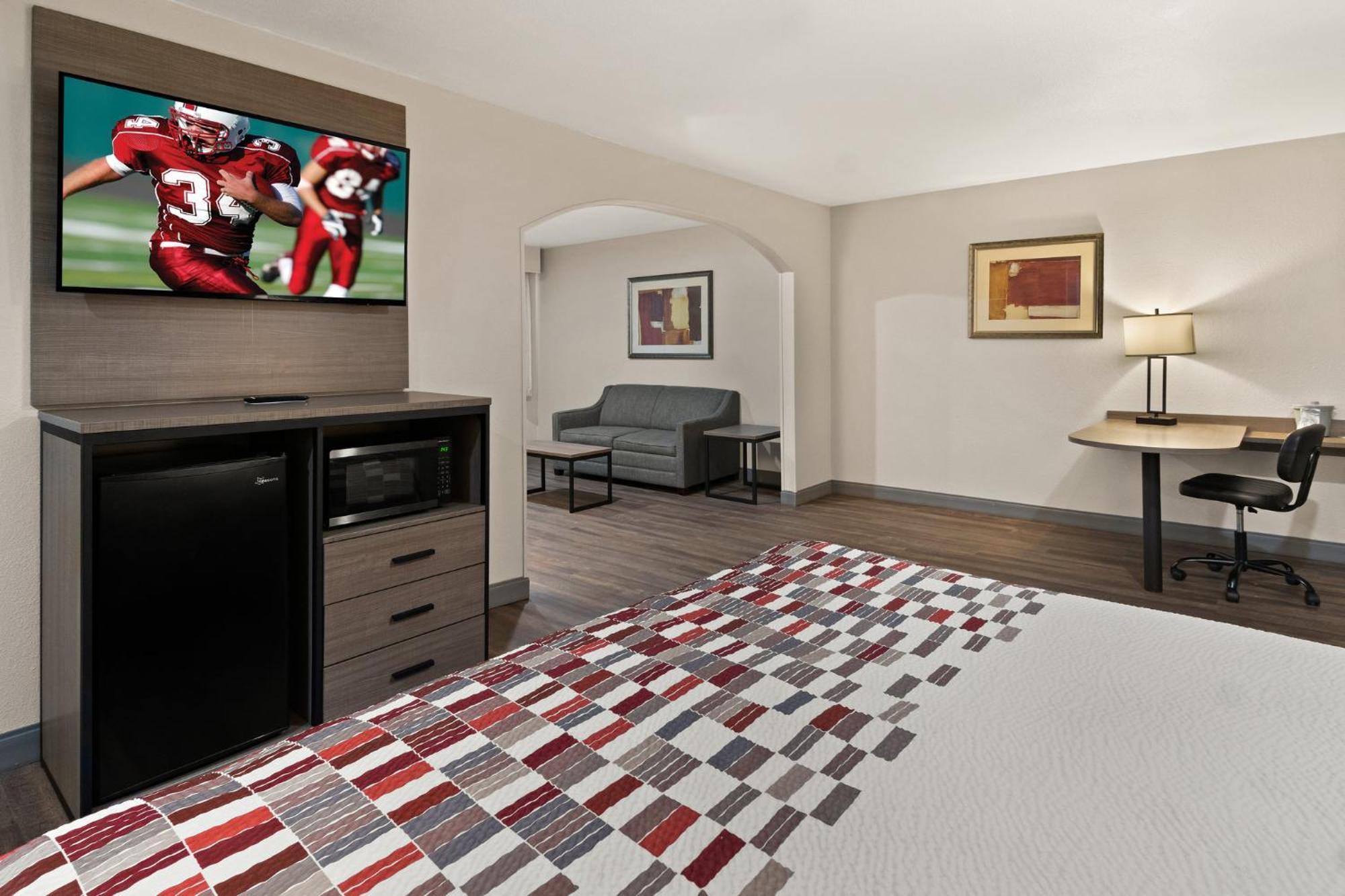 & At Dfw Airport Hotel 2*