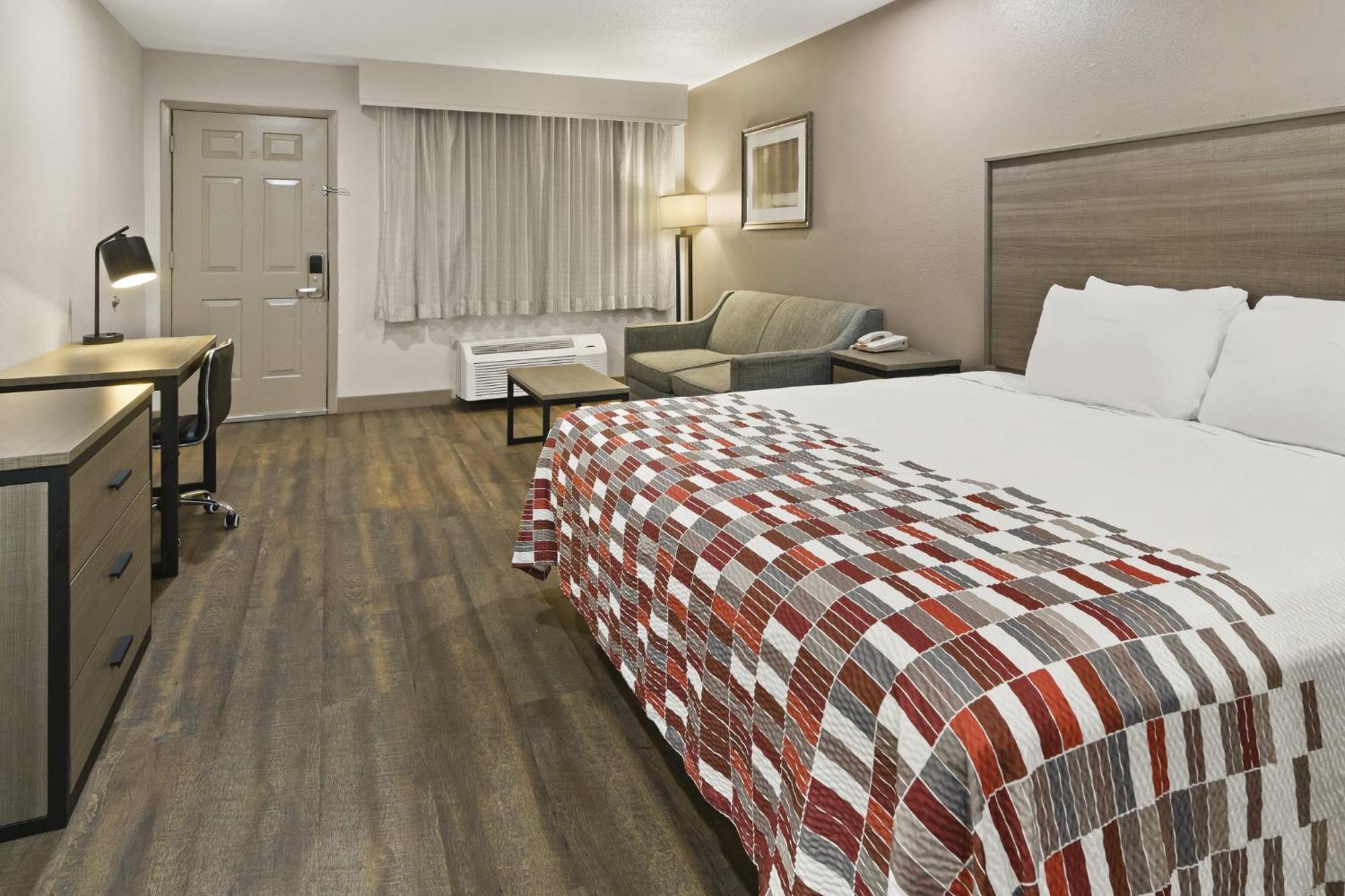 Hotel & At Dfw Airport 2*