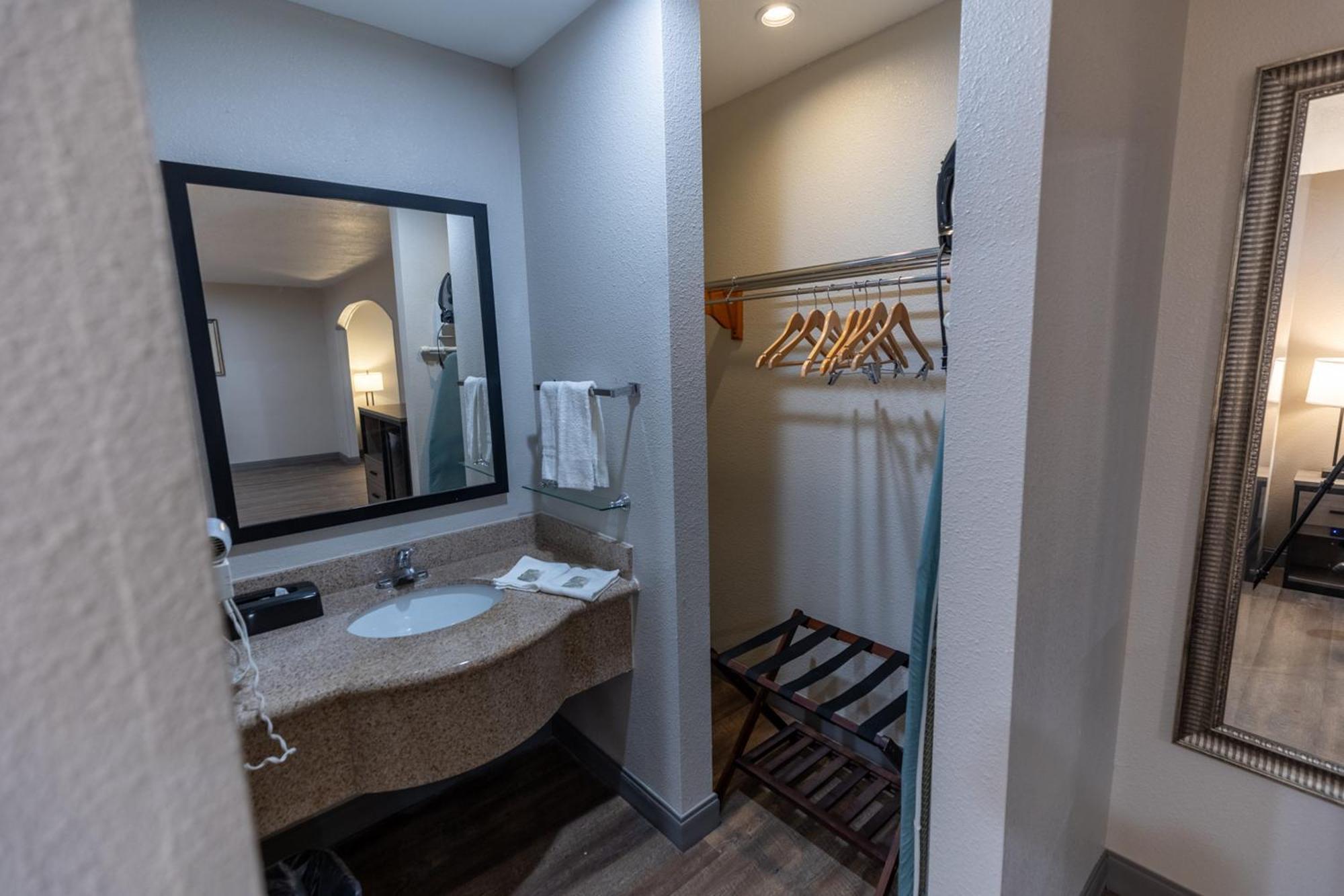 & At Dfw Airport Hotel 2*
