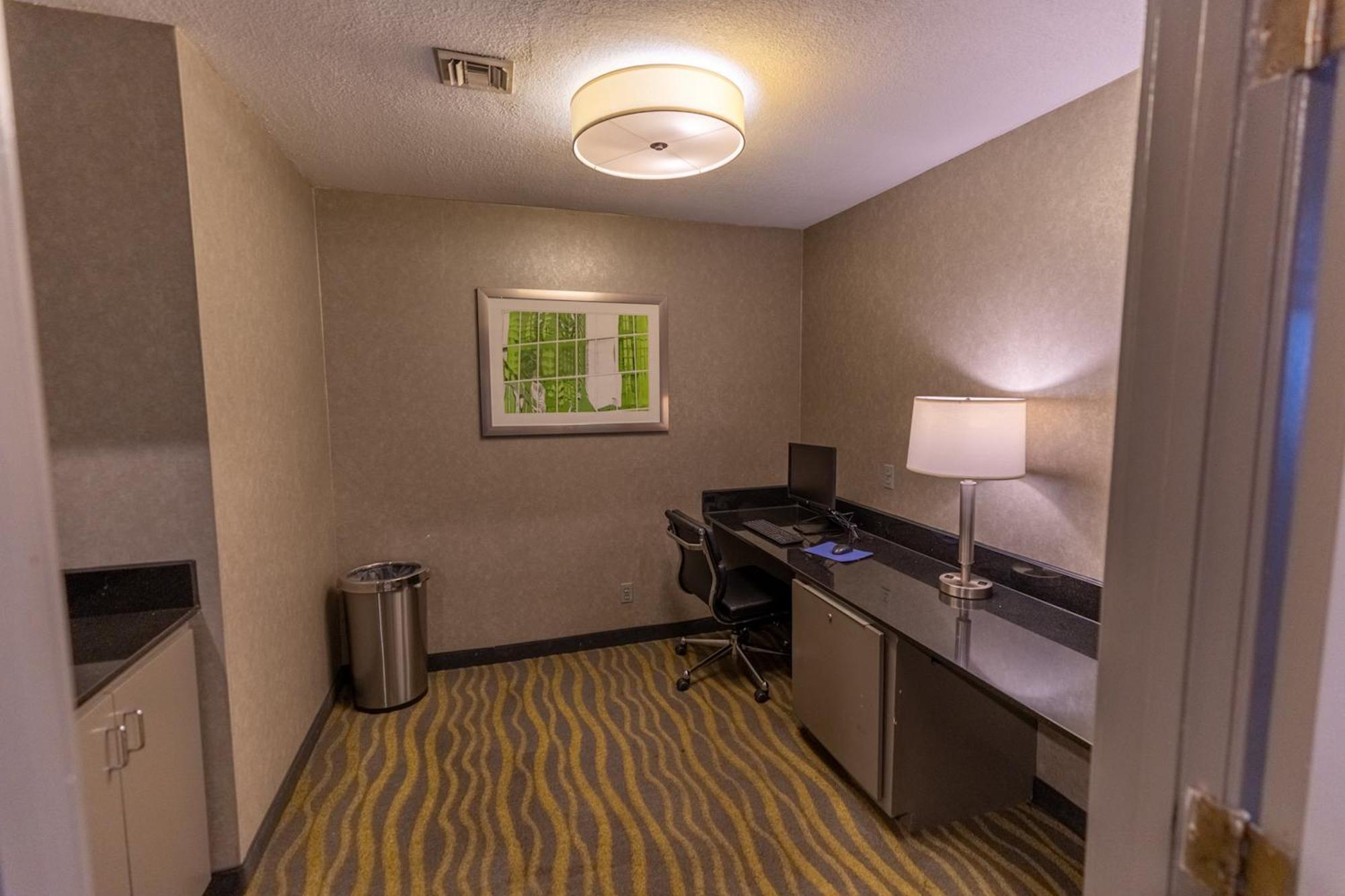 Hotel & At Dfw Airport 2*