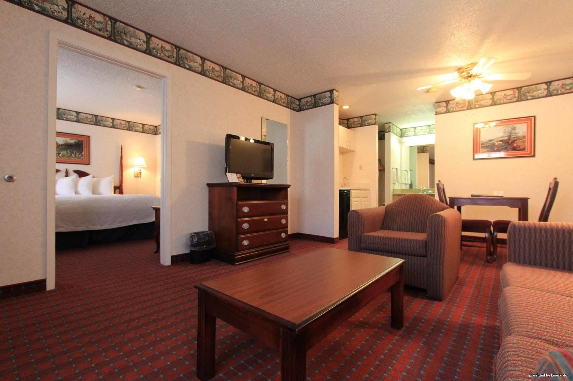 Hotel & At Dfw Airport 2*