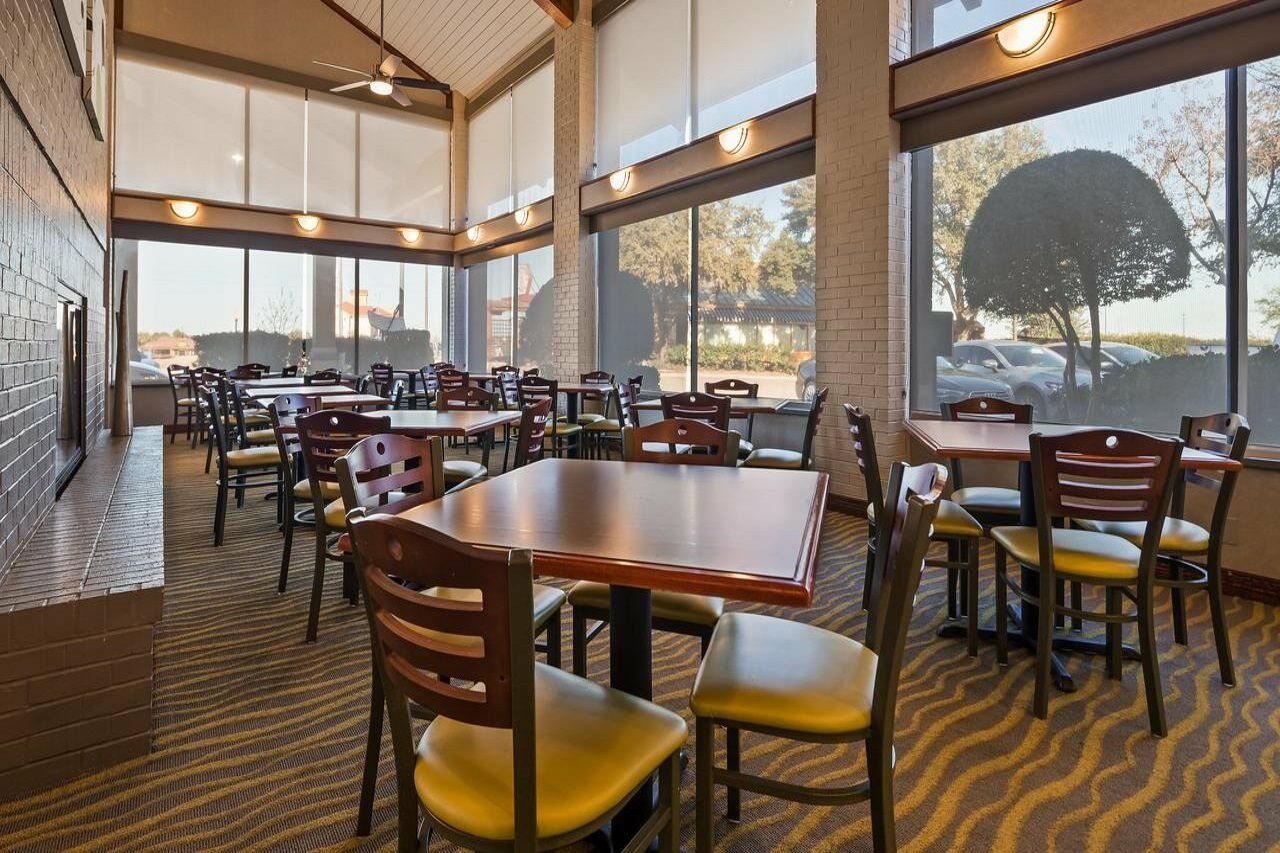 Hotel & At Dfw Airport 2*